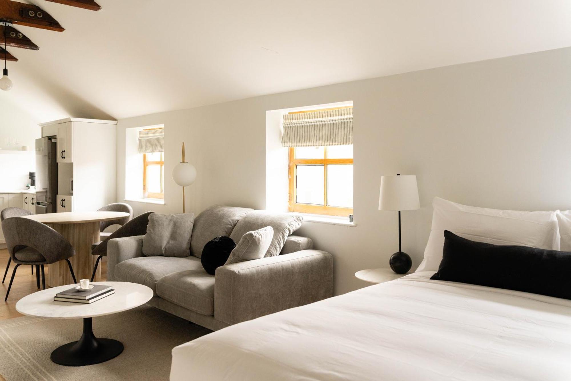 Studio Apartment queen size bed,1602415547:JPEG